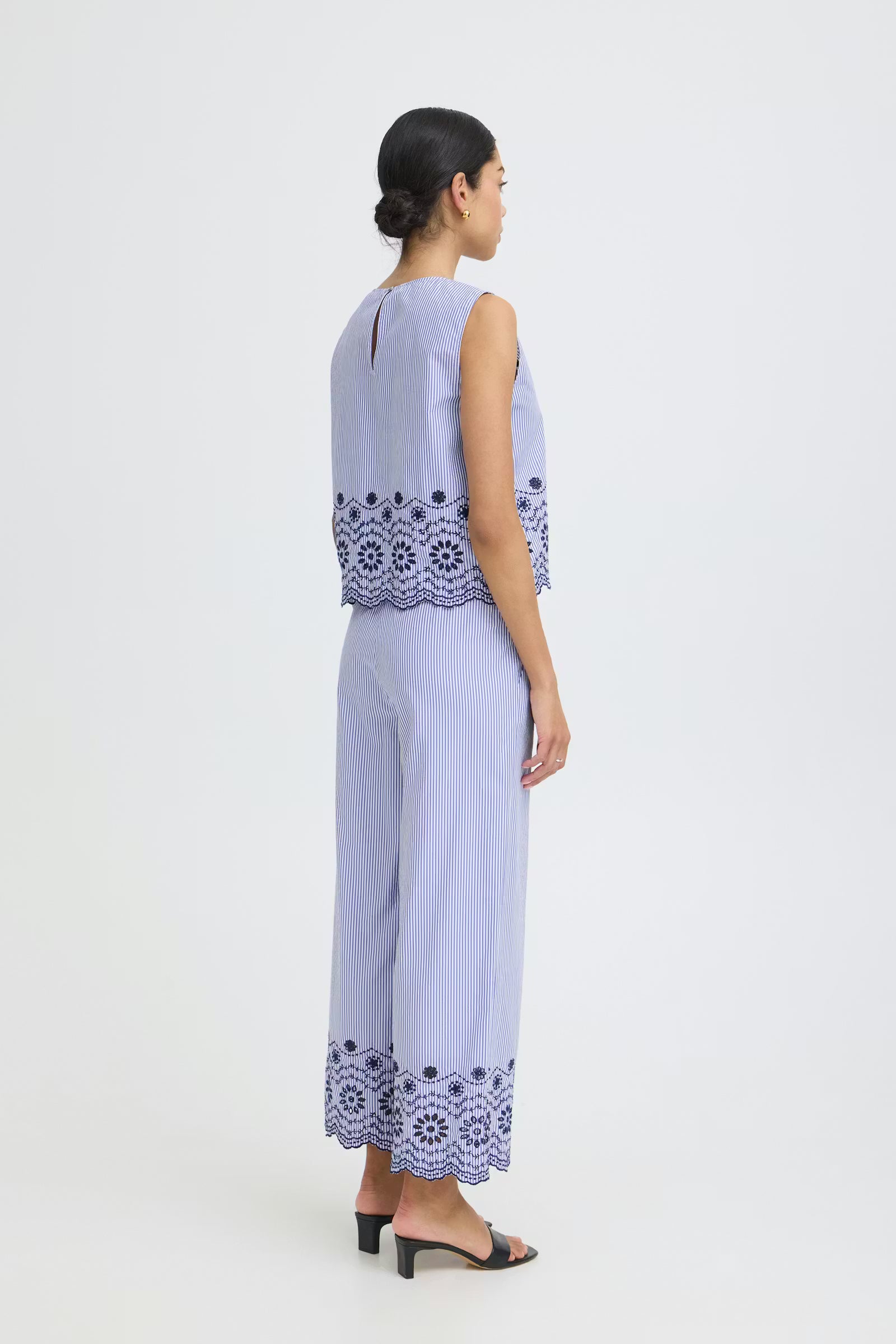 Top righe ricamo blu