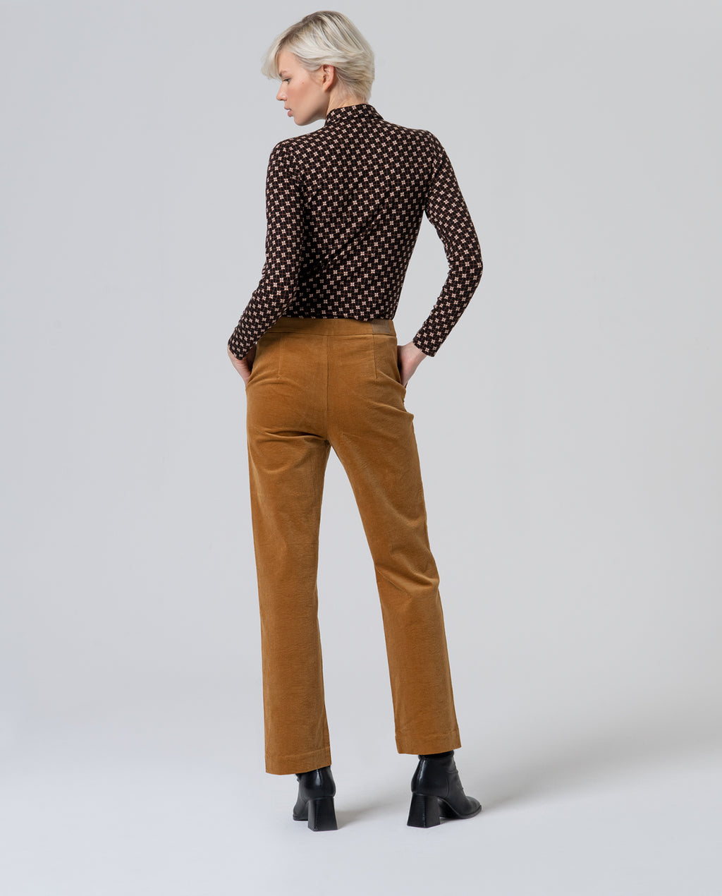 Pantalone dritto in velluto a costine  -50%