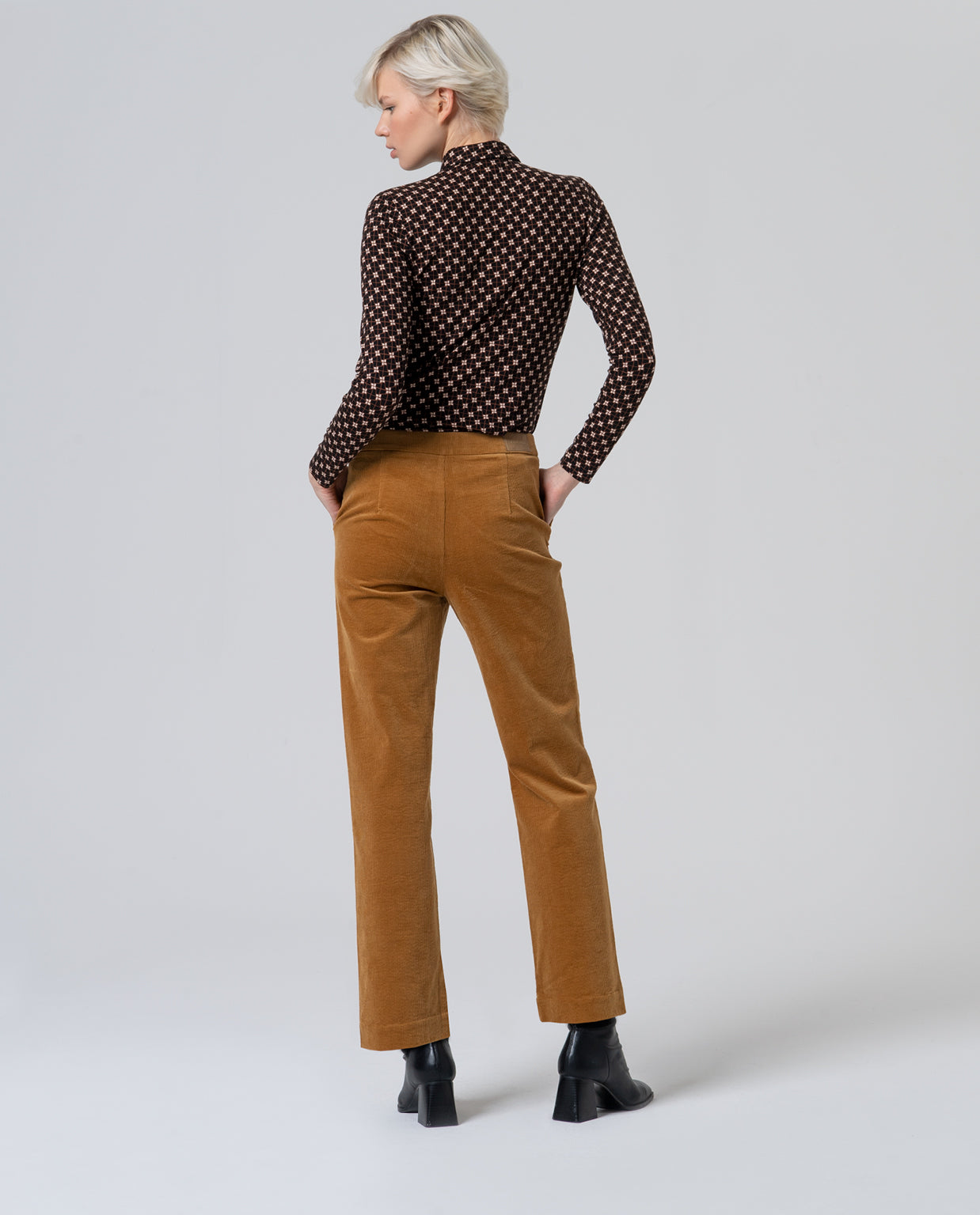 Pantalone dritto in velluto a costine  -50%