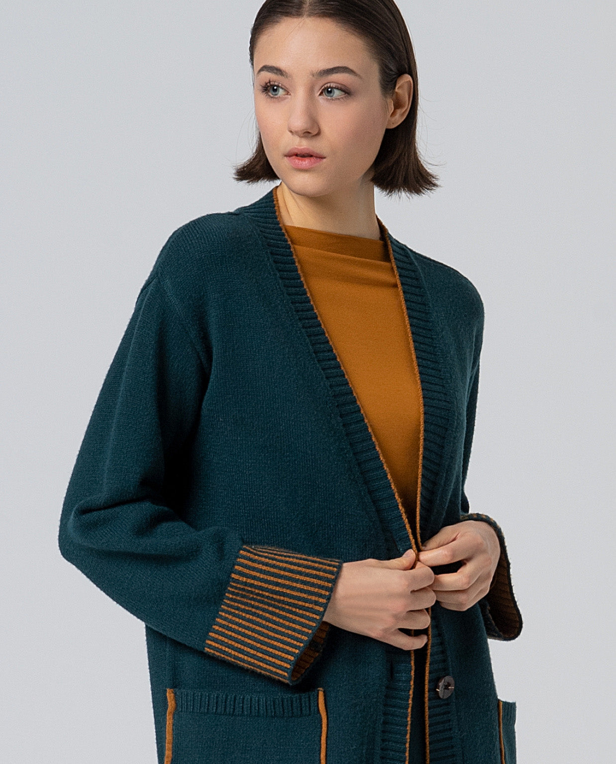 Cardigan lungo con tasche a contrasto  -50%