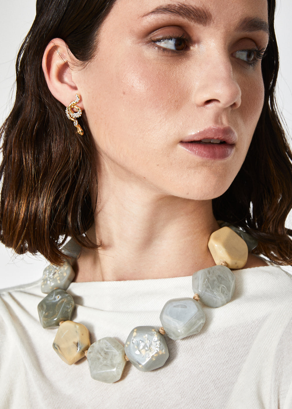 Collana girocollo legno  e resina panna/grigio