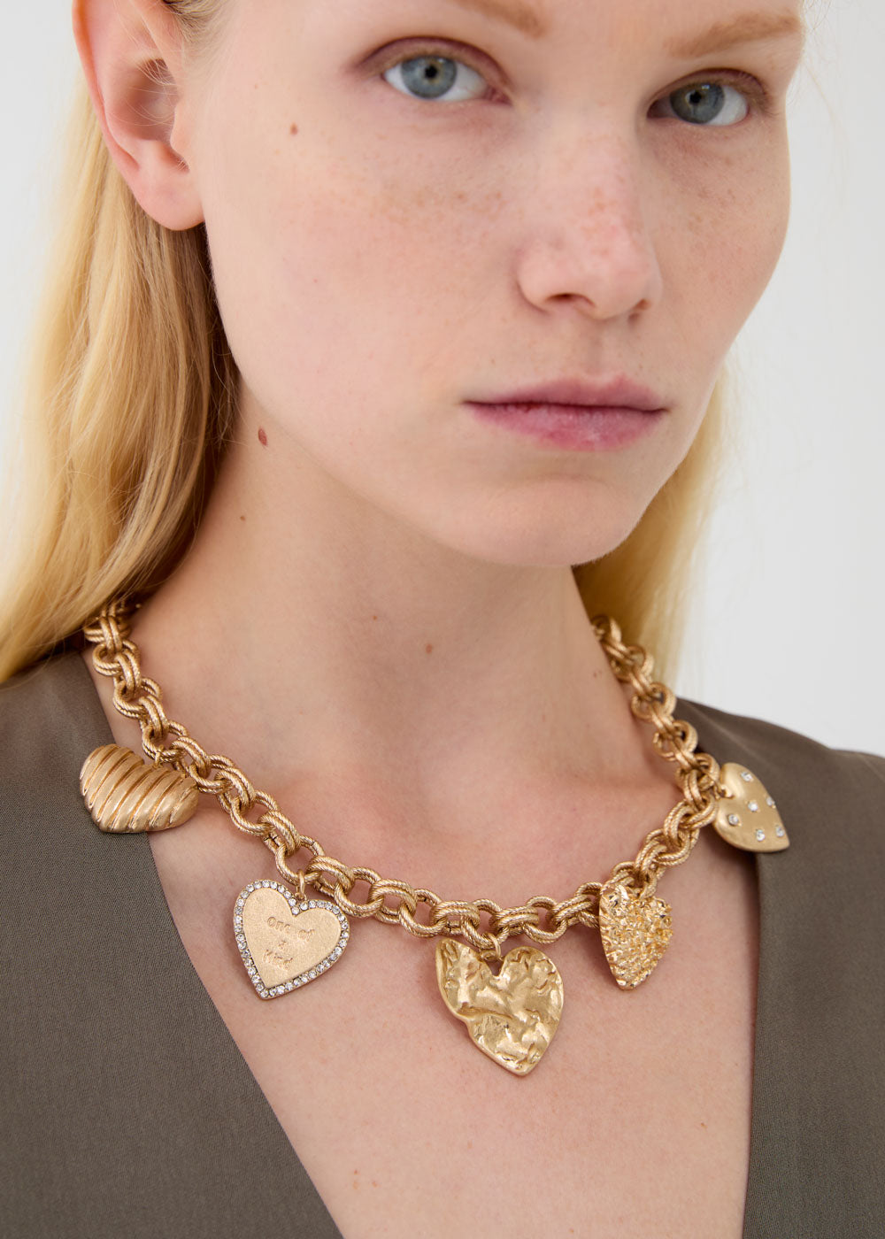 Collana girocollo cuori lavorati oro