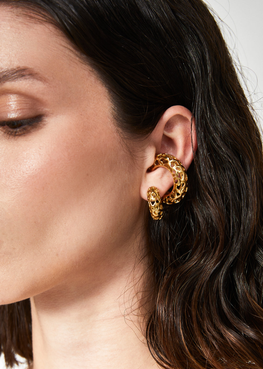 Orecchini cerchio intarsiati oro