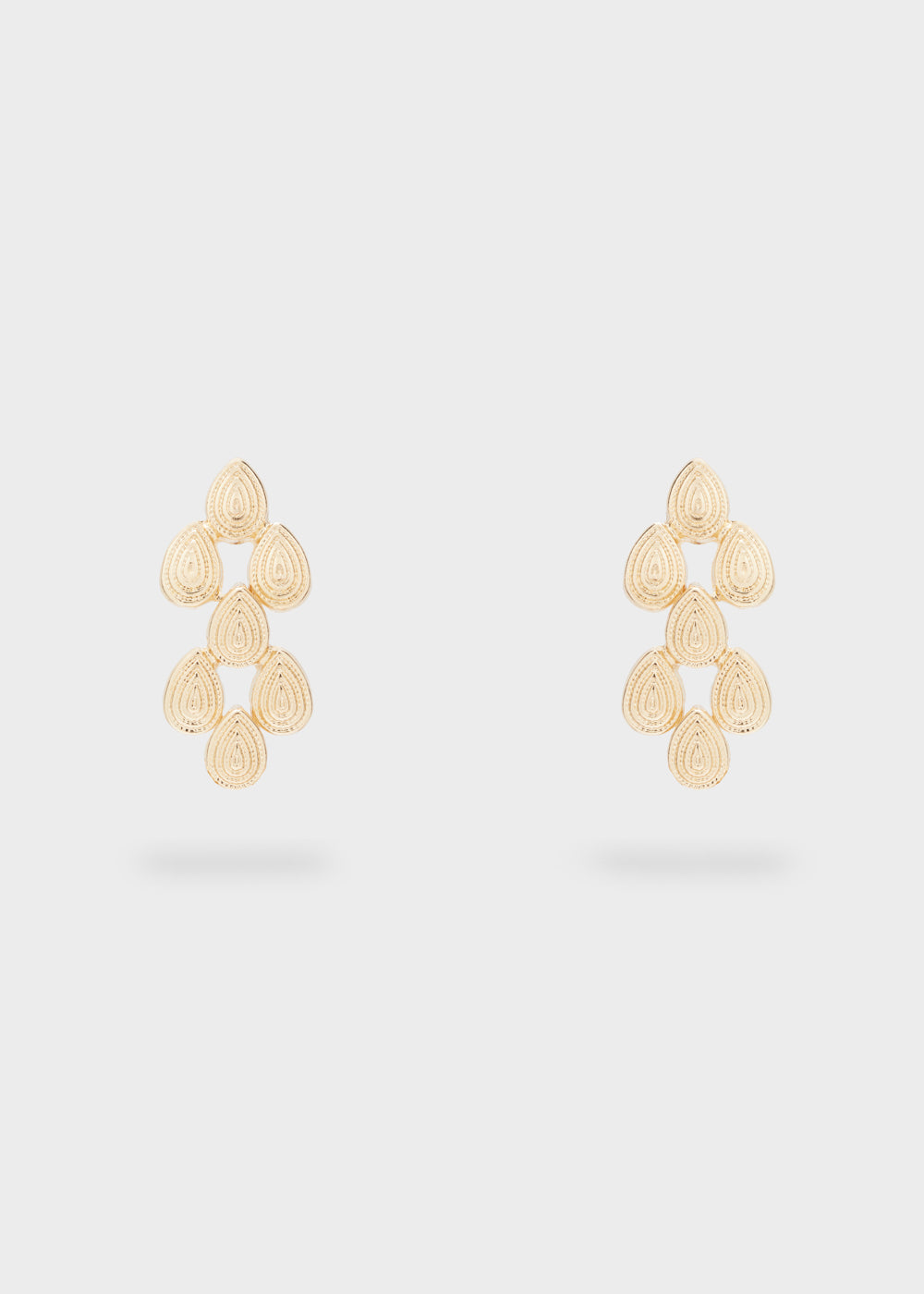 Orecchini lunghi elemento goccia oro