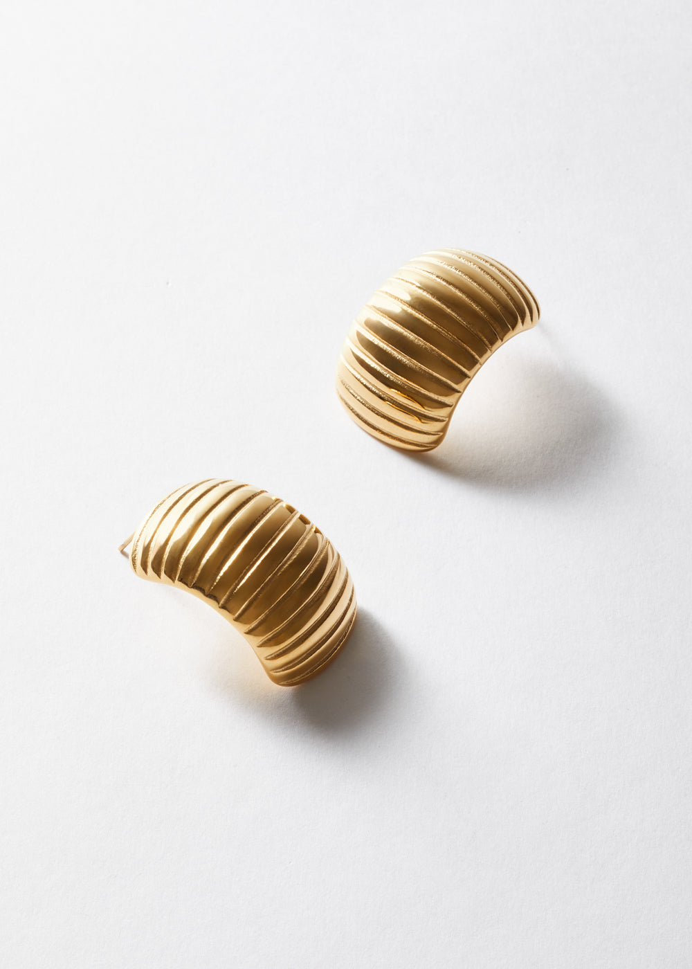 Orecchini mezzo cerchio rigato oro