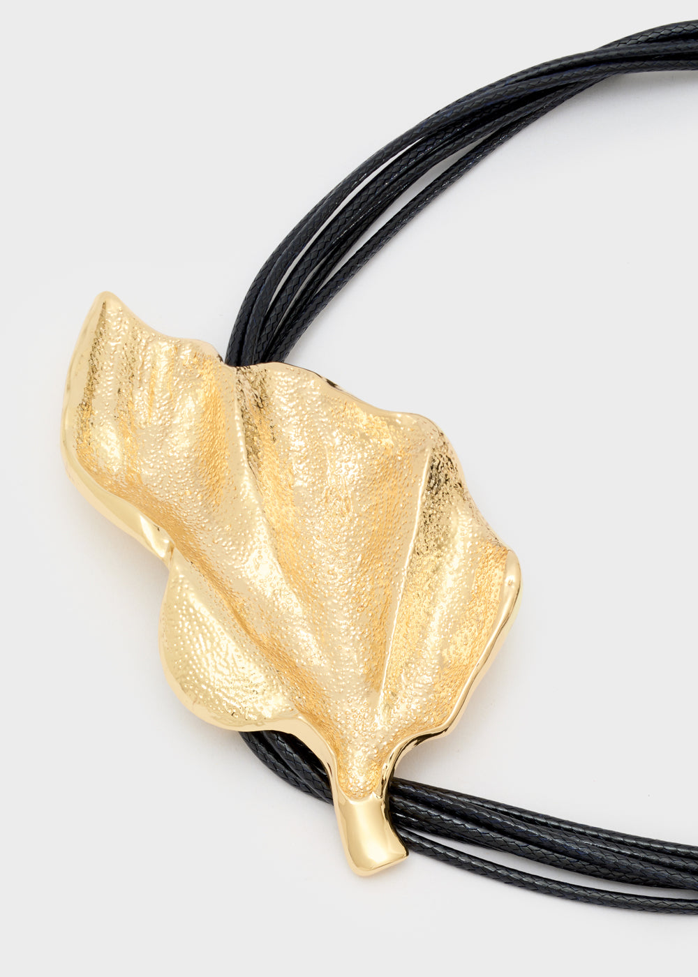 Collana multifilo nero + ciondolo FOGLIA oro